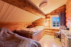 LislevatnLuxurious and modern log cabin close to nature的小木屋内一间卧室,配有一张床