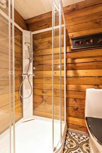 LislevatnLuxurious and modern log cabin close to nature的带淋浴的浴室(带木墙)