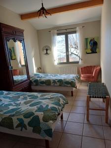 维列莫尔贡勒谢恩杜斯出租度假屋的一间设有两张床和椅子的房间
