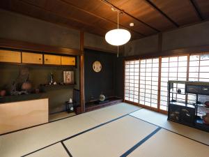 Fukusaki姫路城の奥座敷　築400年の宿 鐵十郎（登録文化財）的一间空房间,设有大窗户和一张桌子
