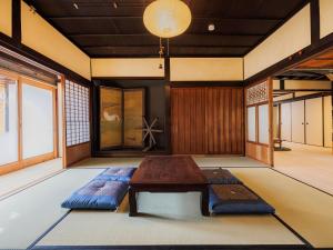 Fukusaki姫路城の奥座敷　築400年の宿 鐵十郎（登録文化財）的中间设有桌子的房间