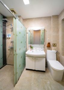 河内Bella Rosa Hotel & Travel的一间带水槽、卫生间和淋浴的浴室