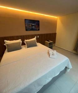德尔米鲁戈韦亚Premium Hotel的卧室配有一张白色大床