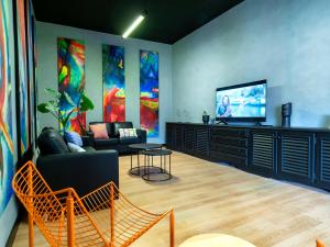 托莱多Wonder Hostel的带沙发和平面电视的客厅