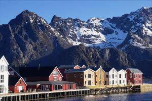 亨宁斯韦尔Henningsvær Bryggehotell - by Classic Norway Hotels的山前的一排房子