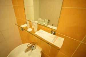 新山康帕斯酒店集团新山柑橘酒店的一间带水槽和镜子的浴室