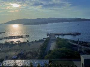 哥打京那巴鲁Jesselton QUAY PICKNSTAY 拾旅 near gaya street near jesslton point near suria sabah的享有一大片水景