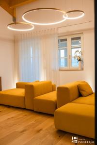 ViscianoTENUTA FOGLIANI的客厅设有两张黄色的沙发和一个窗户