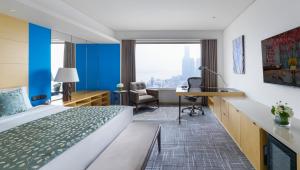 武汉武汉马哥孛罗酒店的配有一张床和一张书桌的酒店客房