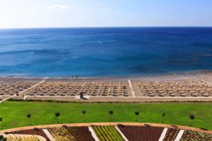 法里拉基净土Spa度假酒店的享有海滩和海洋的空中景致