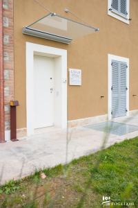 ViscianoTENUTA FOGLIANI的一座带白色门和两扇窗户的建筑