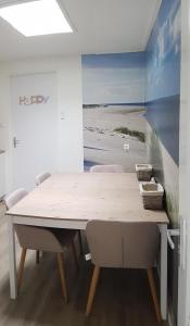 德科赫Duin en Zee Texel的餐桌、椅子和海滩画