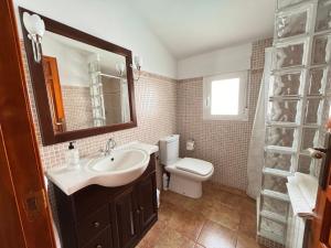 塞埃欣波音特度假屋的一间带水槽和卫生间的浴室