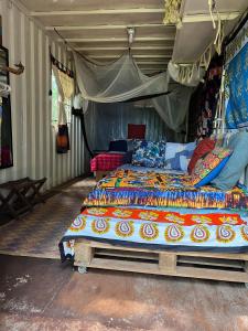 金贾Jinja Jungle的一间卧室配有一张带天蓬的床