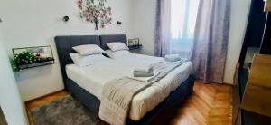 普纳特Villa EVAMAR, Island Krk Punat的一间卧室配有一张带白色床单的大床