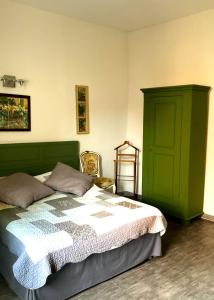 LussanChez Rosette de Lussan的一间卧室设有一张床和一个绿门