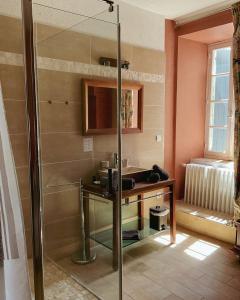 LussanChez Rosette de Lussan的带淋浴、桌子和水槽的浴室