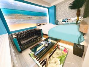 KikunaHotel ZALA的一间卧室配有一张床,海滩画