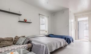 埃斯波Cozy apartment的白色的客房配有床和沙发