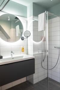 布雷达Hotel Botanique Breda的一间带水槽和淋浴的浴室