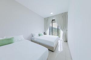 吉隆坡Nadayu 63 A Retreat Above the Rest 2905的白色客房的两张床,设有窗户