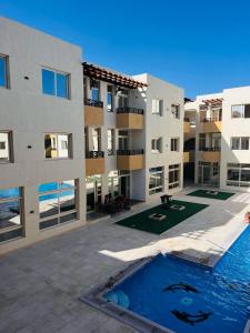 加利布港Port Ghalib Apartments的公寓大楼前设有游泳池