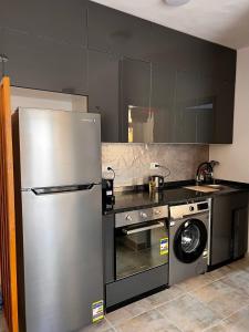 加利布港Port Ghalib Apartments的厨房配有不锈钢冰箱和洗衣机。