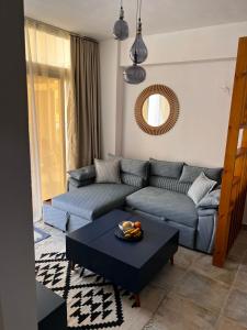 加利布港Port Ghalib Apartments的客厅配有沙发和桌子