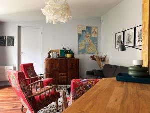 拉罗谢尔Maison T2 avec patio的客厅配有木桌和椅子