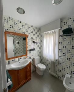 纳赫拉Apartamento en el Centro Histórico de Nájera的一间带水槽、卫生间和镜子的浴室