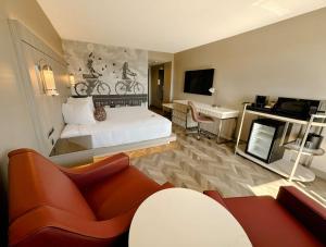 维多利亚维多利亚码头APA海岸酒店的配有一张床和一张书桌的酒店客房