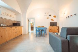 滨海波利尼亚诺Poseidonia-Housea Travel的客厅配有沙发和桌子