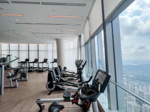南宁南宁龙光那莲豪华精选酒店的大楼内带跑步机和健身器材的健身房
