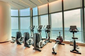 南宁南宁龙光那莲豪华精选酒店的健身房设有一排跑步机和健身自行车
