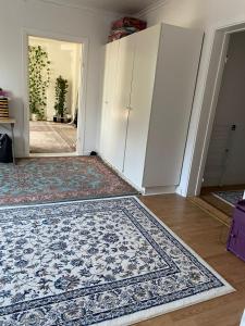 阿沃斯塔Lägenhet/Apartment Krylbo, Avesta Sweden的一个空房间,有地毯和一扇敞开的门