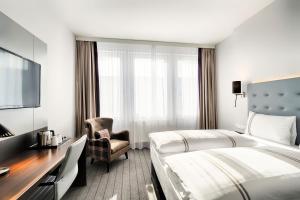 慕尼黑Premier Inn München City Ost的配有一张床和一把椅子的酒店客房