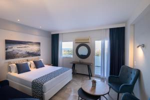 米西姆纳阿克缇公寓酒店 的一间卧室配有一张床、一把椅子和镜子