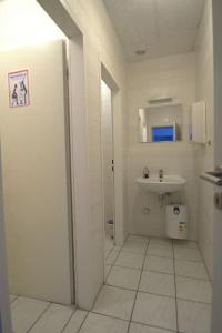 贝尔吉施格拉德巴赫Frühlings Apartments GL21的白色的浴室设有水槽和卫生间。
