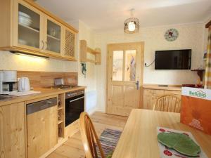 格明德Peaceful Cottage near Ski Area in Gm nd的厨房配有木制橱柜和木桌。
