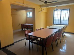 哥印拜陀Aishvarya Residency Coimbatore的教室里配有桌椅