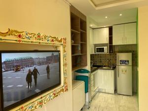 拉马萨Marsa-Sidi Bousaid Cosy Authentic Apartment的厨房里挂在墙上的电视