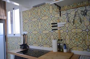 萨格里什Mola-Mola Sagres的厨房设有一面带图案墙壁的墙壁