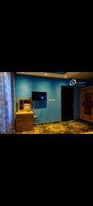 弗里敦CIDMAT VILLA的客厅设有蓝色的墙壁和电视。