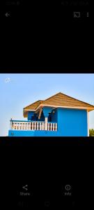 弗里敦CIDMAT VILLA的电视屏幕上的蓝色房子的照片