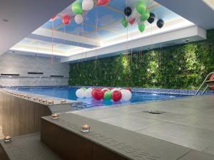 科威特Costa Del Sol Hotel by Arabian Link的天花板上设有气球的游泳池