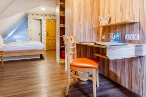 开姆尼茨福尔可乐热霍夫酒店的小房间设有一张桌子和一张床