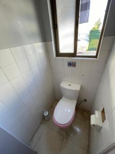 Nea PaphosPremium Hostel Marina的一间带卫生间的小浴室,配有粉红色盖子