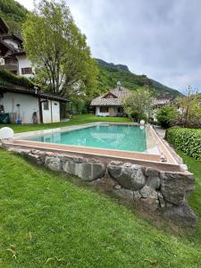 拉伊韦斯Villa Sissi的一座带石墙的庭院内的游泳池