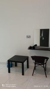 苏尔Tiwi Pearl的客厅配有桌子和椅子