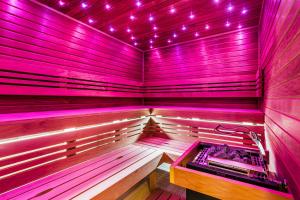 赫瓦洛沃埃斯萨凡纳酒店的一间客房内带长凳的紫色桑拿浴室